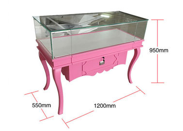 Màu hồng mờ gỗ và kính trưng bày tủ với ngăn kéo nhỏ