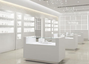 Đồ gỗ đơn giản trong trang trí cửa hàng trang sức màu trắng nguyên chất với đèn LED