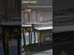 Một chiếc hộp trưng bày đồ trang sức sang trọng