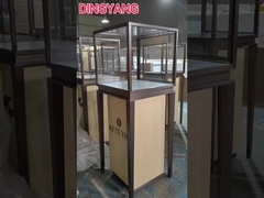 Các cửa hàng trang sức không chỉ là một nền tảng để trưng bày sản phẩm, mà còn là một chất tăng cường hình ảnh thương hiệu