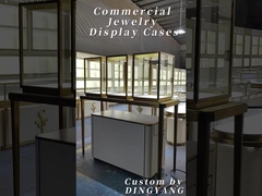 Các phòng trưng bày đồ trang sức màu beige và vàng tạo ra môi trường mua sắm sang trọng và ấm áp